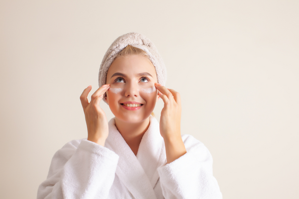 Cildinizi Yeniden Şekillendirme Sanatı: Yenileyici Bakım Ürünleri