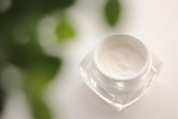 Dudaklarınızı Nemlendirmenin Sırrı: Doğru Dudak Bakımı Rutini