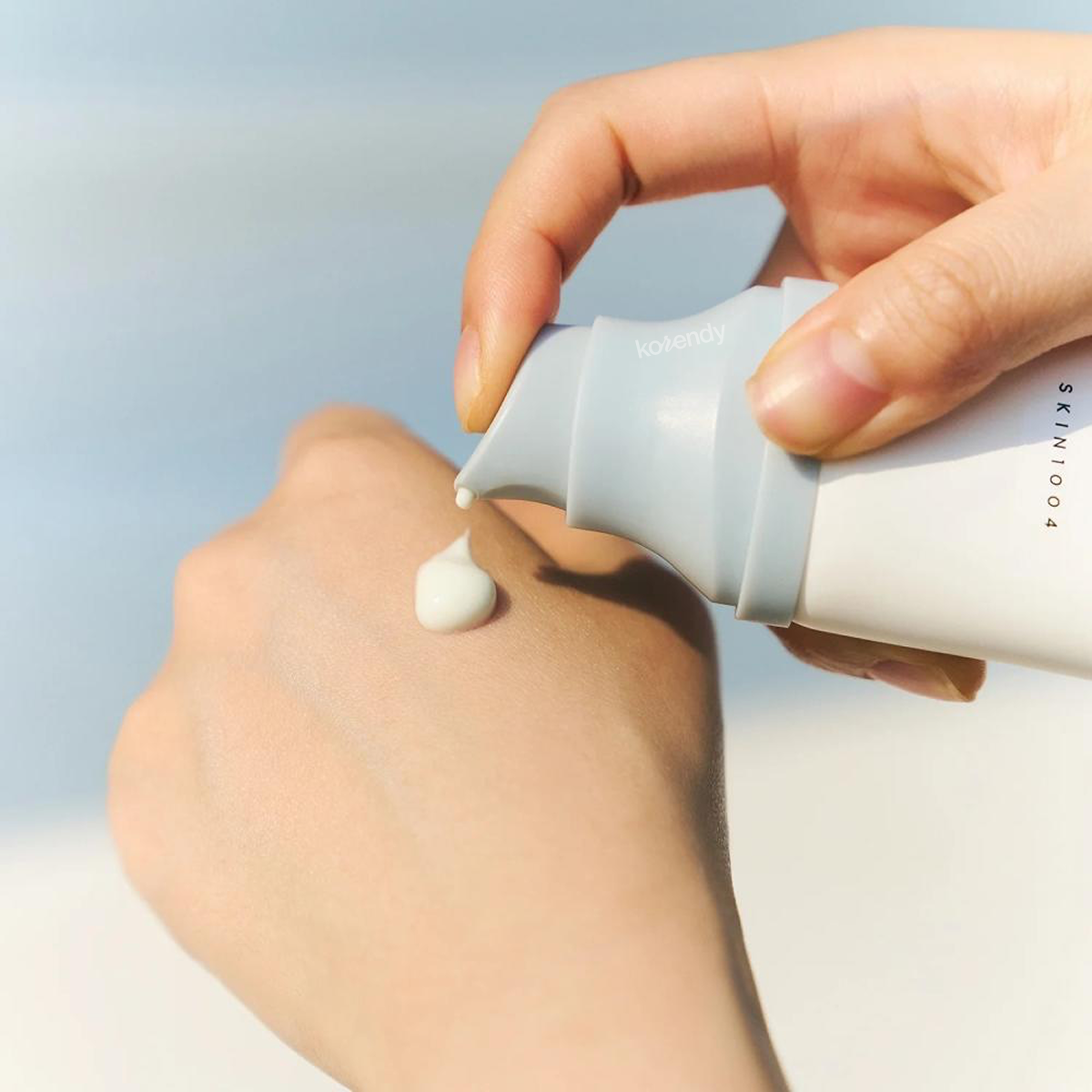 SKIN1004 - Madagascar Centella Hyalu-Cica Water-Fit Sun Serum SPF50+ PA++++ (Hyaluronik Asit ve Centella Asiatica İçeren Serum Güneş Koruyucu) (%15-%30 Lansman İndirimi)
